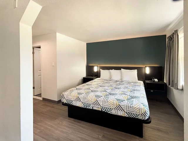 غرفة قياسية بسرير كينج بمطبخ صغير، Hotel Irving DFW Airport North 2/10