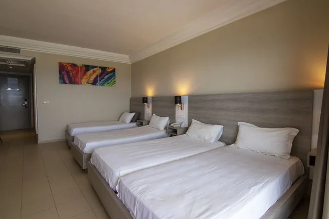 غرفة قياسية رباعية بأربعة أسرّة بإطلالة على البحر، Riadh Palms Resort & Spa 5/8