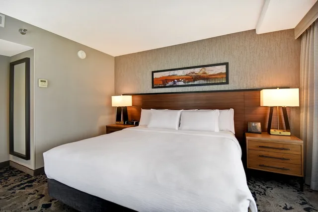 جناح ركني بسرير كينج، Embassy Suites by Hilton Omaha Downtown Old Market 2/4