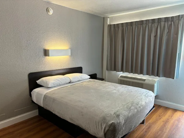 1 Queen Bed Smoking, Micfridge، Motel6 Pensacola, FL - West 1/4