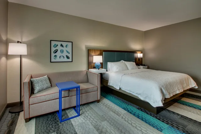 غرفة بسرير كينج مع أريكة، Hampton Inn And Suites Southport 1/4