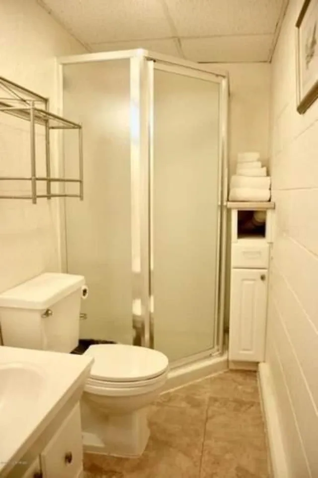 غرفة ثلاثية بسرير كوين وسرير فردي، Jewel Lake Bed Breakfast 2/2