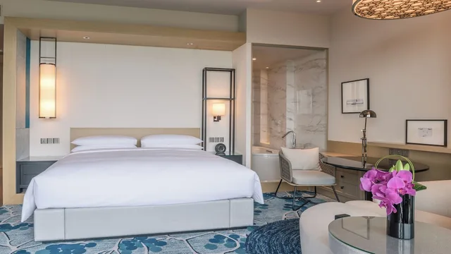 غرفة بسرير كينج بإطلالة على الجبل، Renaissance Suzhou Taihu Lake Hotel 1/2