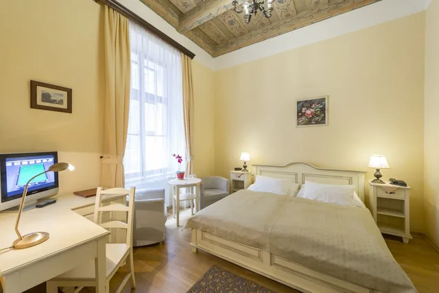 Room, Double Bed, Cerny Slon 4/10