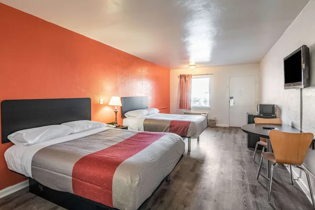 غرفة ديلوكس بسريرين مزدوجين بمطبخ صغير للمدخنين، Motel6 Portsmouth, VA 4/10