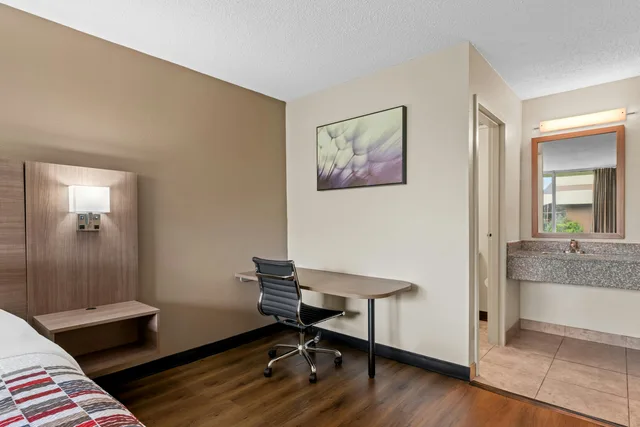 غرفة سوبيريور بسرير كينج، Red Roof Inn Charlotte - Airport 8/8