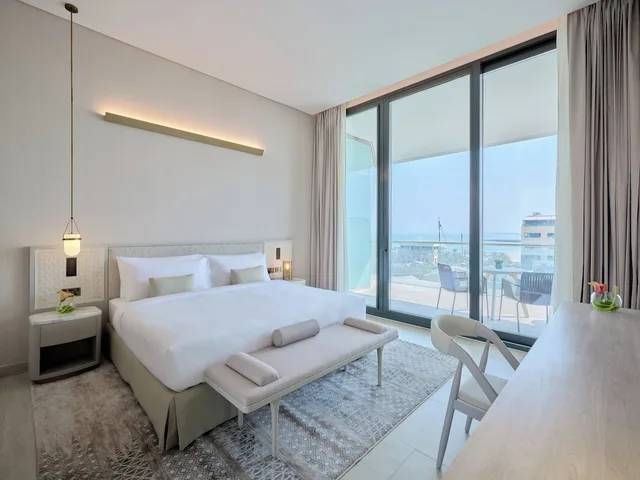 جناح بسرير كينج بشرفة بغرفة نوم واحدة، Arabella Beach Hotel Kuwait, Vignette Collection 2/5