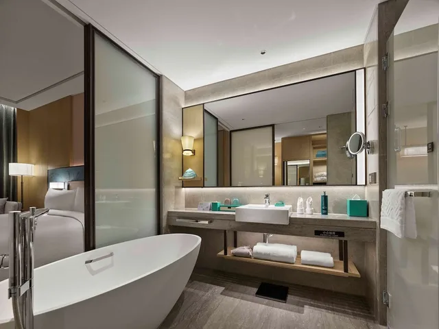 غرفة ديلوكس بسرير كينج بإطلالة على الحديقة، DoubleTree by Hilton Taizhou Shenxianju 8/8