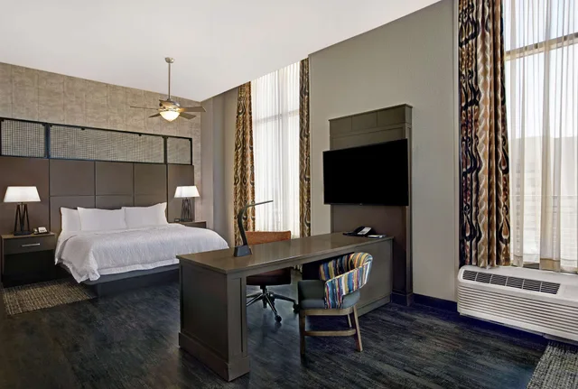 جناح بسرير كينج بشرفة، Hampton Inn & Suites Austin At The University / Capitol 2/10