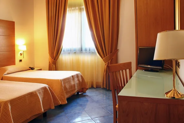 غرفة قياسية بسرير مزدوج، City Hotel Casoria 2/5