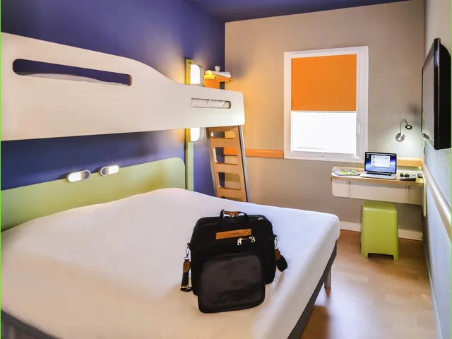 غرفة ثلاثية بسرير مزدوج وسرير بطابقين، Ibis Budget Saint Martin De Crau Porte De Camargue 7/9