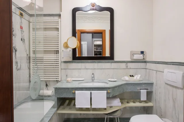 جناح سوبيريور بسرير كوين مع أريكة، Art Hotel Orologio 4/4