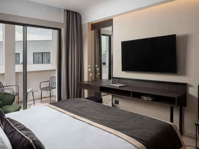 غرفة بريفيليج بسرير مزدوج مع أريكة، Mercure Conacul Cozieni Resort 2/5