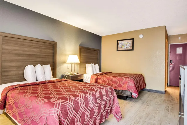 غرفة رباعية بسريرين مزدوجين، Econo Lodge Tampa near Busch Gardens 1/6