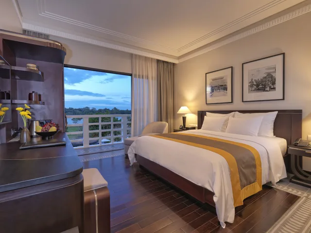 Superior, Queen Bed, River View, Azerai La Residence Hue 3/10