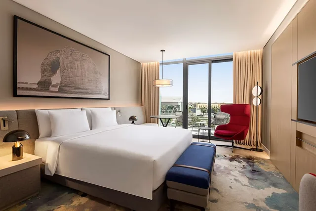 غرفة تنفيذية بشرفة مع دخول الصالة، فندق راديسون بلو مركز الرياض للمؤتمرات والمعارض(Radisson Blu Hotel Riyadh Convention & Exhibition Center) 3/10