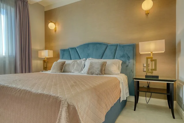 2 Bedrooms, Grand, Suite, 2 King Beds, Partial Lake View, Sofa, Sauna، Palazzo Della Scala 1/4