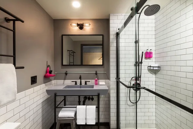 Backstage, Guest Room, Queen Bed، Moxy Boston Downtown 9/10