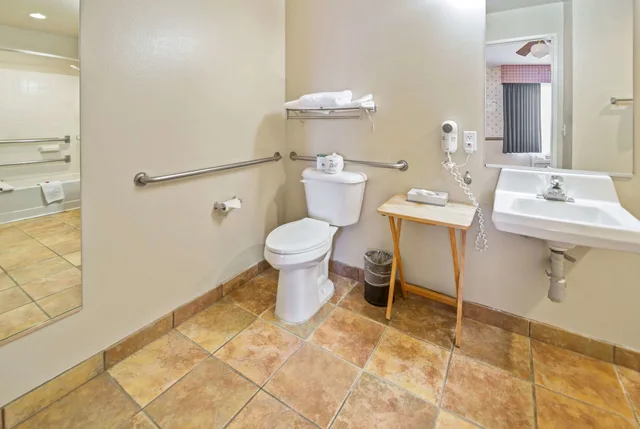 Room, Queen Bed, Accessible, Days Inn By Wyndham Lebec 2/4