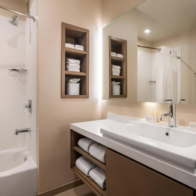 غرفة بسرير كوين، COURTYARD PHOENIX DOWNTOWN 3/4