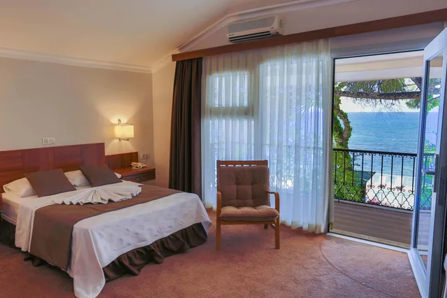 غرفة بسرير مزدوج بإطلالة على البحر، Melis Otel 3/6