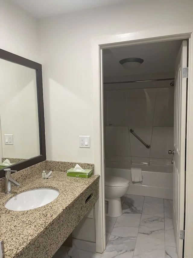 غرفة قياسية بسرير كوين، Radisson Hotel & Conference Centre West Edmonton, AB 3/6
