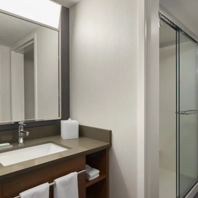جناح بسرير كينج بغرفة نوم واحدة بغرفتين مع أريكة، Courtyard By Marriott Kokomo 4/4