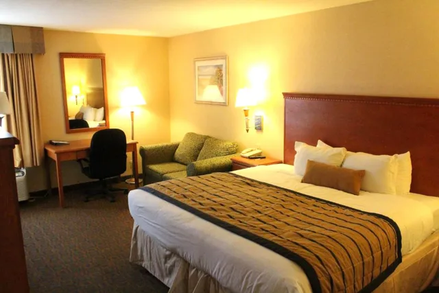 غرفة بسرير كينج لذوي الإعاقة، Coratel Inn & Suites by Jasper New Braunfels IH-35 EXT 189 1/9