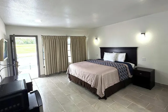 غرفة بسرير كينج لغير المدخنين، Friendship Inn Near Golf Course Ocala FL 2/4