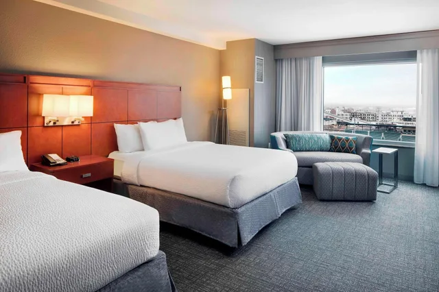 غرفة بسريرين كوين بإطلالة في طابق مرتفع، Courtyard Indianapolis Downtown 1/5