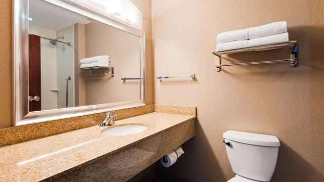 جناح بسرير كينج، Best Western Plus Hiawatha Hotel 5/9