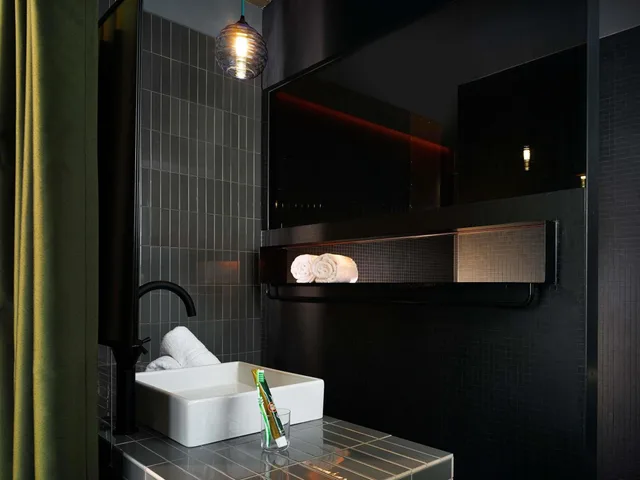 Medium Urban, Twin Beds, Queen Bed, 25hours Hotel Bikini Berlin 4/4