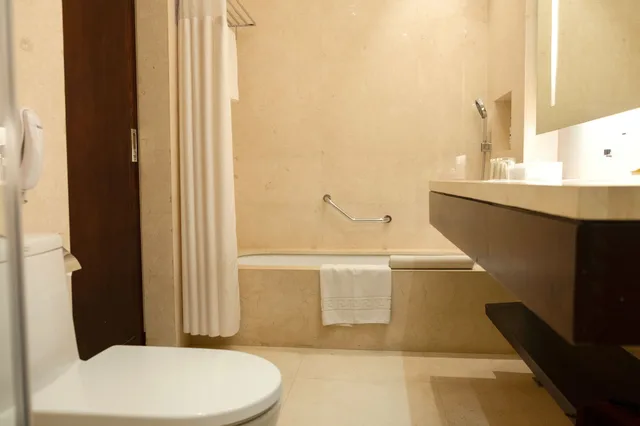 Deluxe King Room, City Garden Grand Hotel 9/10