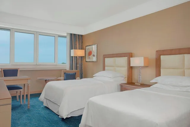 غرفة بسريرين منفصلين بإطلالة على البحر، Sheraton Club Des Pins Resort 1/6