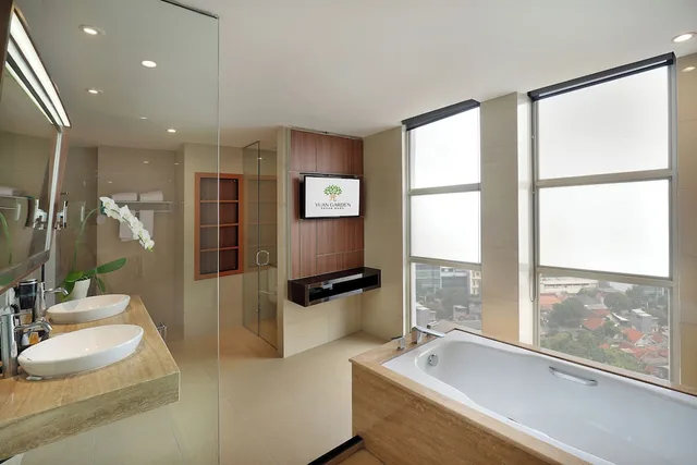 Suite, King Bed, City View, Yuan Garden Pasar Baru 4/4