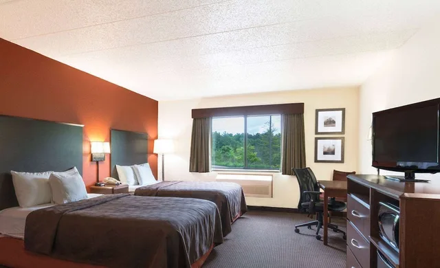 جناح سوبيريور بسريرين كوين بإطلالة على البحيرة، AmericInn by Wyndham Ashland 2/3