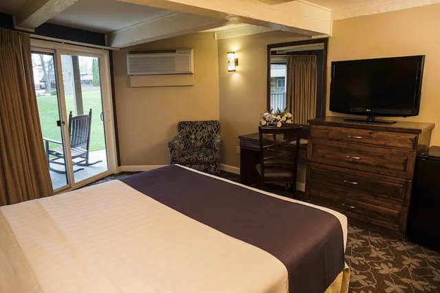 Lakewood, Standard, King Bed, Lake Lawn Resort 2/4