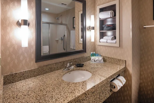 جناح بسرير كينج مع أريكة، Holiday Inn Express Hotel and Suites Hays 4/4