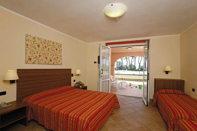 غرفة قياسية رباعية بإطلالة على المسبح بشرفة، Villaggio Club I Tusci Residence 1/3
