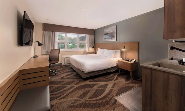 غرفة قياسية بسرير كينج بمطبخ صغير، Prestige Hudson Bay Lodge & Conference Centre, WorldHotels 4/4
