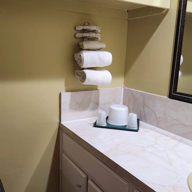 غرفة أساسية بسريرين مزدوجين، Budget Inn 2/2