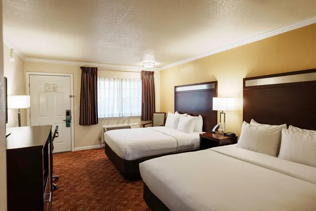 Upgrade, 2 Queen Beds، Quality Inn Ukiah, CA 5/8