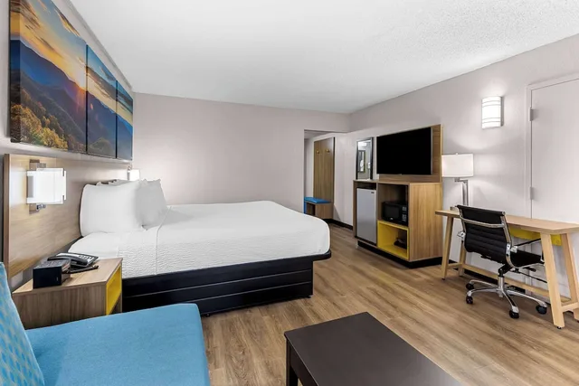 غرفة بسرير كينج مع أريكة لذوي الإعاقة، Days Inn by Wyndham Clayton 3/6