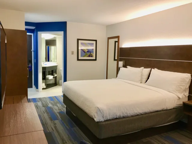 Standard, King Bed, Extra Floor Space, Sofa، Holiday Inn Express Fishkill-Mid Hudson Valley 2/7