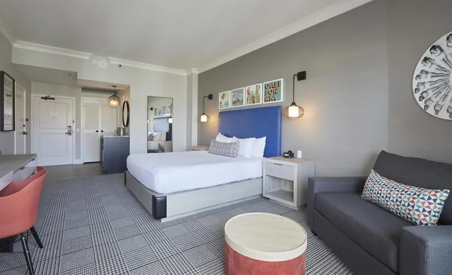 Tower, Huntington, King Bed, Resort View, Balcony، The Waterfront Beach Resort, a Hilton Hotel 3/5