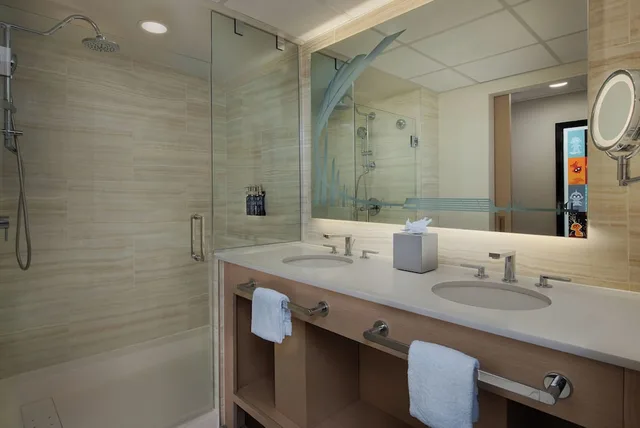 Room, 2 Queen Beds, Theme Park View, Main Tower, Accessible, Disneys Contemporary Resort 3/3