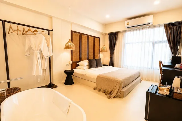 غرفة بريميوم بسرير كينج بحوض استحمام، Yolo Bangkok Boutique Hotel 2/7