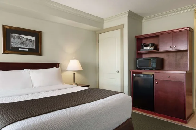 Room, Queen Bed, Accessible, Quality Inn & Suites Whitecourt 2/8