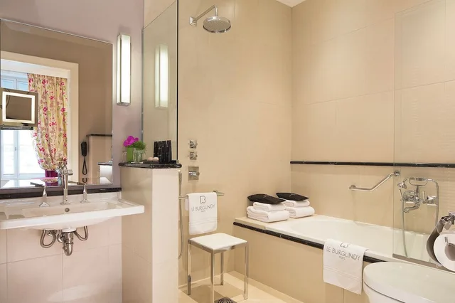 Superior, King Bed, Le Burgundy Paris 5/5