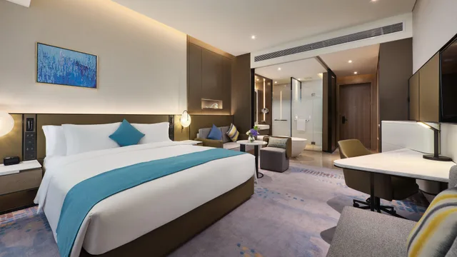 غرفة بسرير كينج بإطلالة على البحيرة، Crowne Plaza Wuhan Development Zone 2/7
